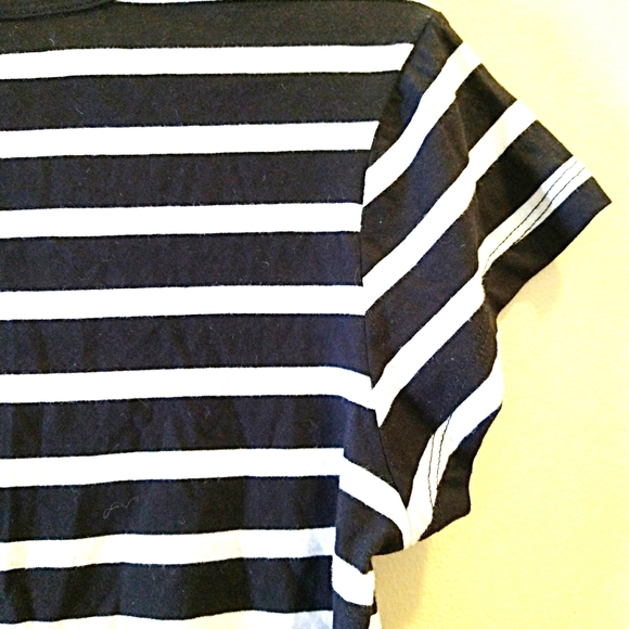 🆕 GUESS Tshirt with Small Gold Sequin Lettering Size L - Picture 6 of 7